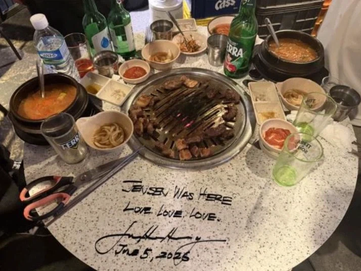 삼겹살집 테이블에 싸인하고 간 젠슨 황_1.webp