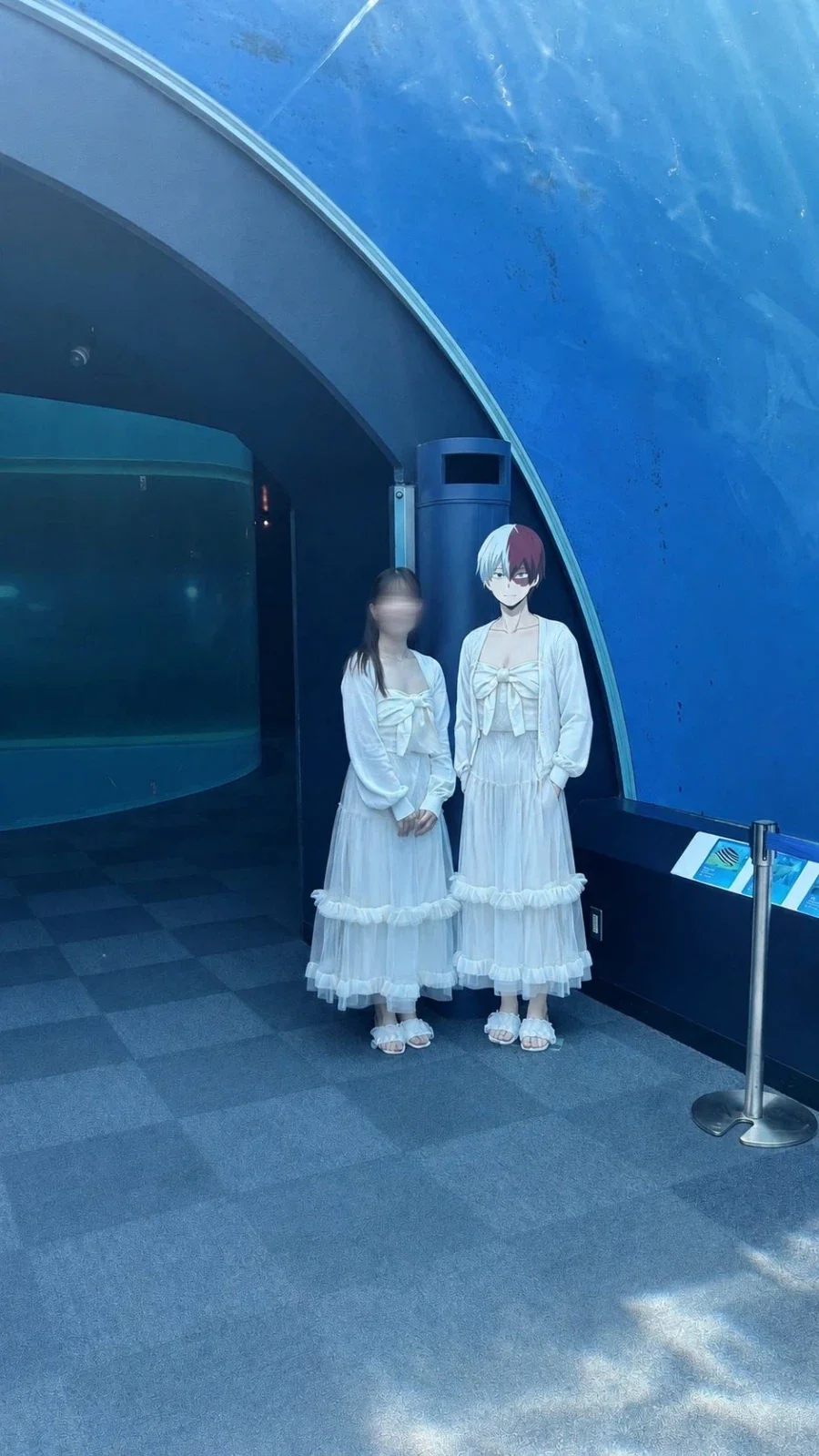 오른쪽 아이에게 왼쪽 사람의 옷을 입혀줘._2.webp