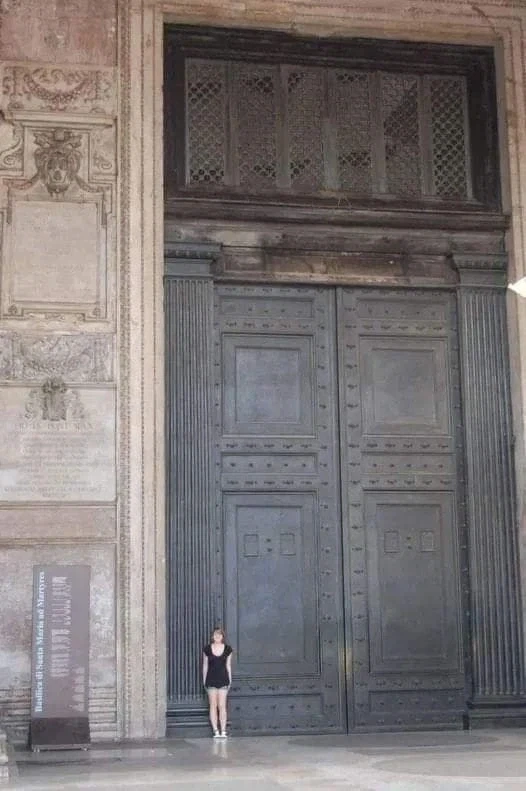 옛날에 문을 엄청 크게 만든.eu_1.webp