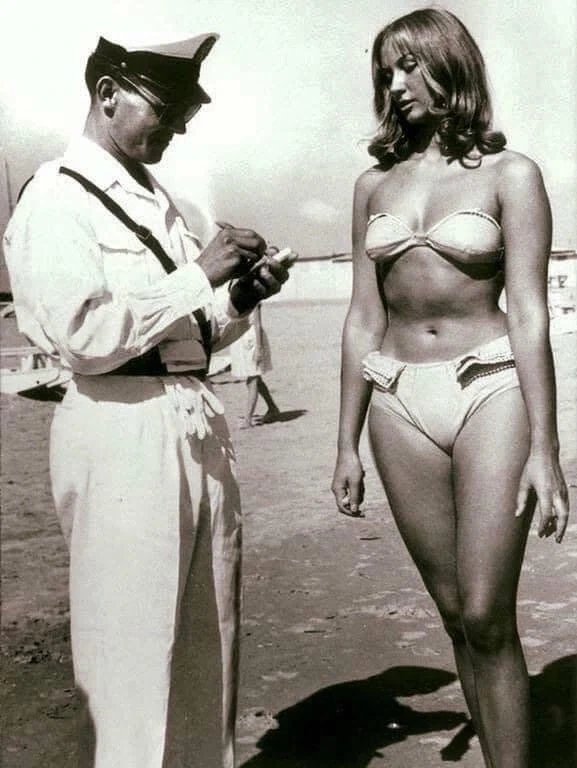 불법으로 비키니입은 여성에게 벌금먹이는 이탈리아 경찰(1950년대)_1.webp