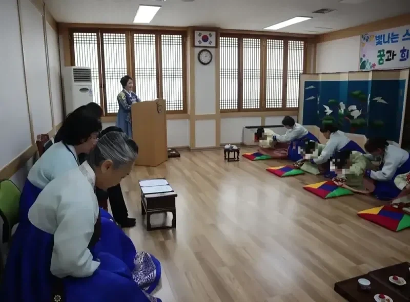 "빛나는 스무살이된 여러분의 꿈과 희망을 응원합니다" 대표 이미지