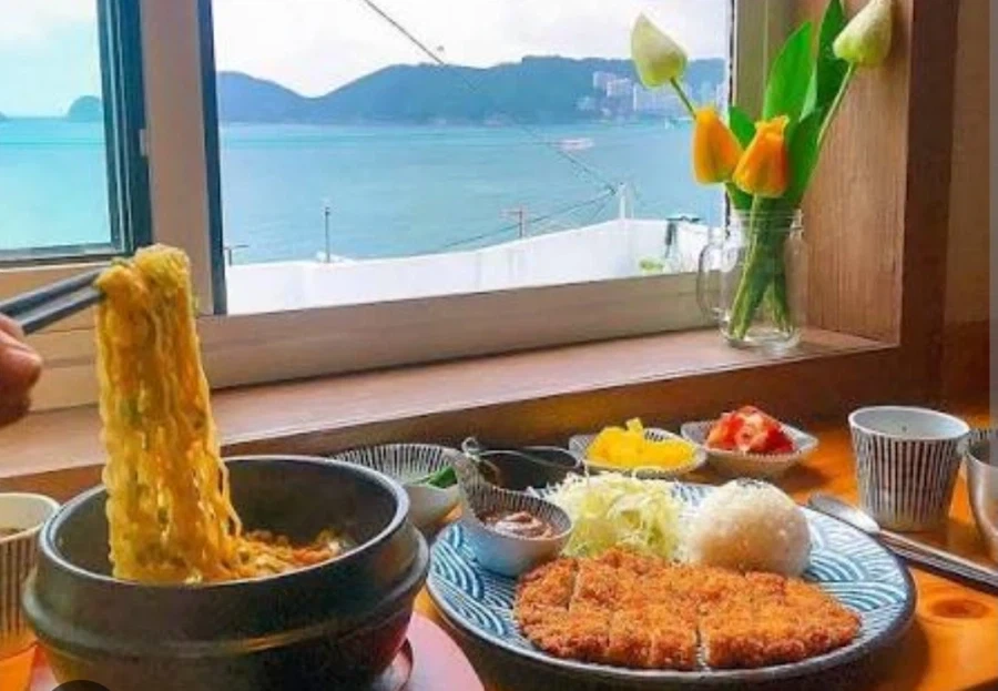 오히려 돈까스집에서 보기힘든 조합_1.webp