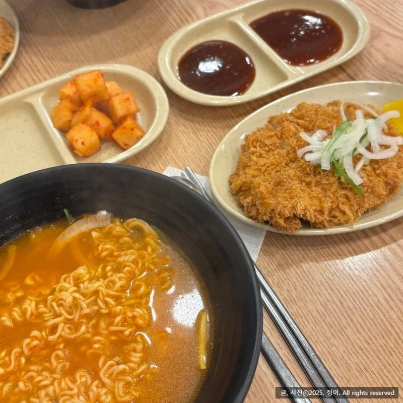 오히려 돈까스집에서 보기힘든 조합_2.webp