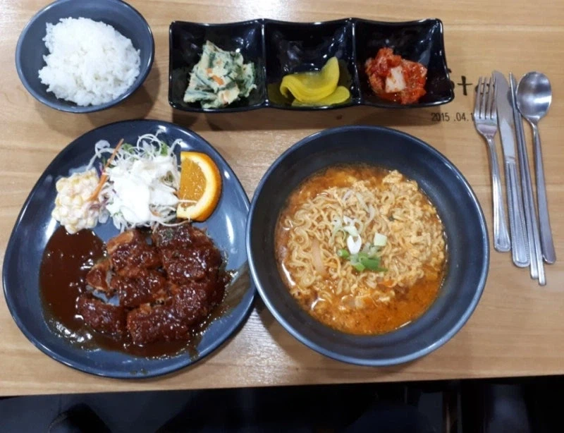 오히려 돈까스집에서 보기힘든 조합_3.webp