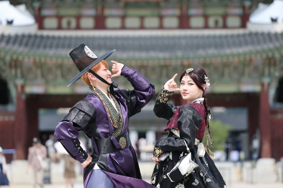 한복 입고 kpop 따라하는 외국인들_1.webp