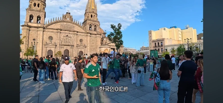 ??? : 저기 코리안이 있다!! 잡아라!!_1.webp
