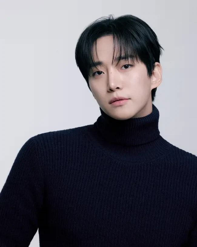 부실복무 송민호의 아치에너미급의 연예인_1.webp
