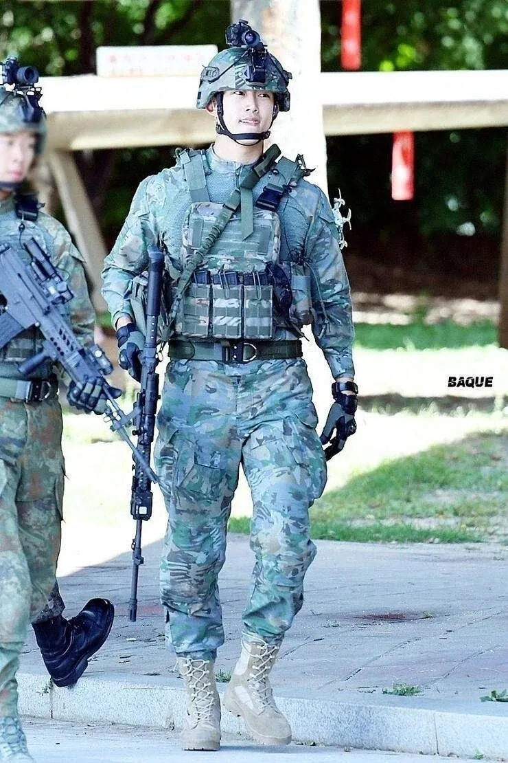 군복핏 좋은 연예인 중 가장 나쁜 놈.jpg_1.webp
