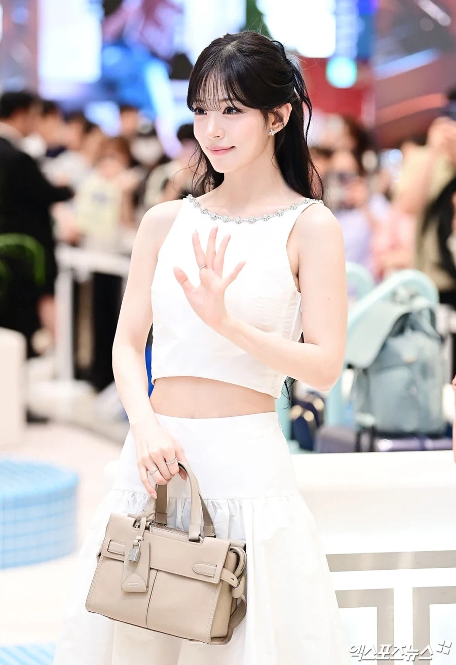 상견례 모드 들어간 이채영.jpg_1.webp