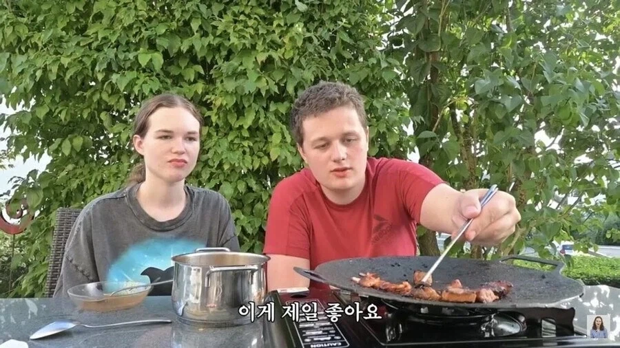 고기굽는데 세상 진지한 게르만들_11.webp