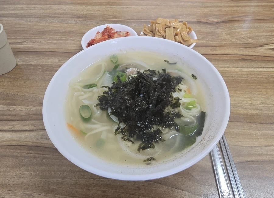 야간근무 끝나고 간단하게 칼국수랑 제육덮밥_1.webp