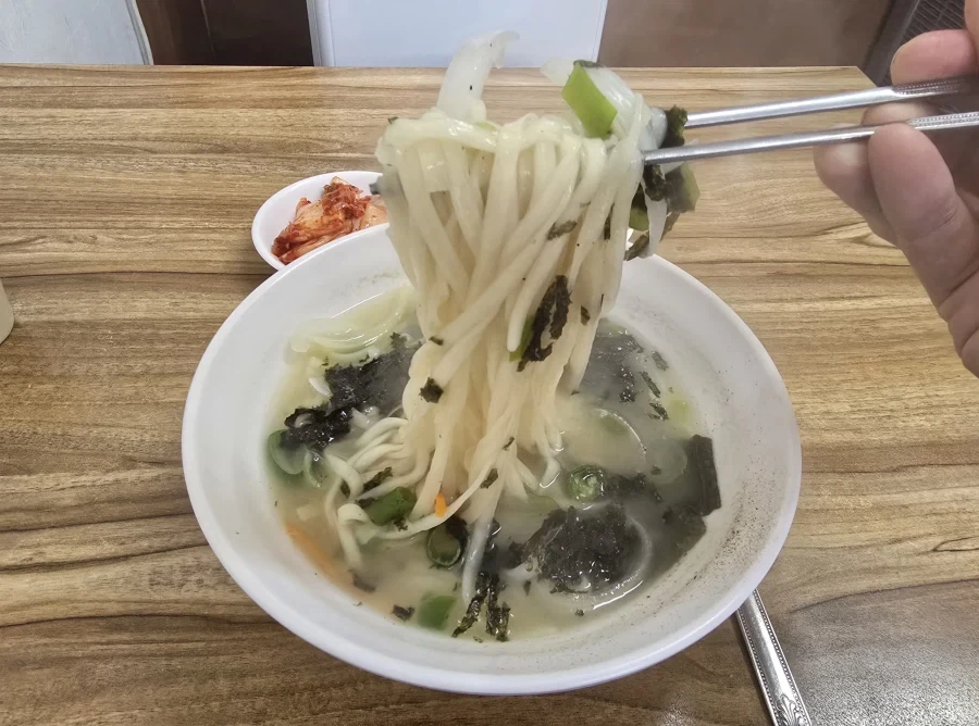 야간근무 끝나고 간단하게 칼국수랑 제육덮밥_2.webp