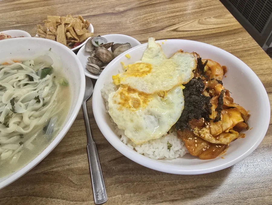 야간근무 끝나고 간단하게 칼국수랑 제육덮밥_3.webp