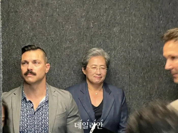 황회장 네이버 본사 방문시 예상 사진_2.webp