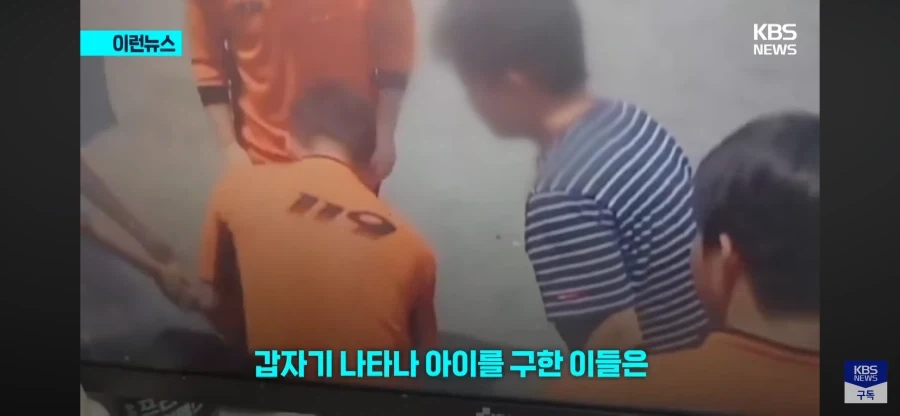 사탕이 목에 걸린 아기를 구조한 지나가던 소방관들_3.webp
