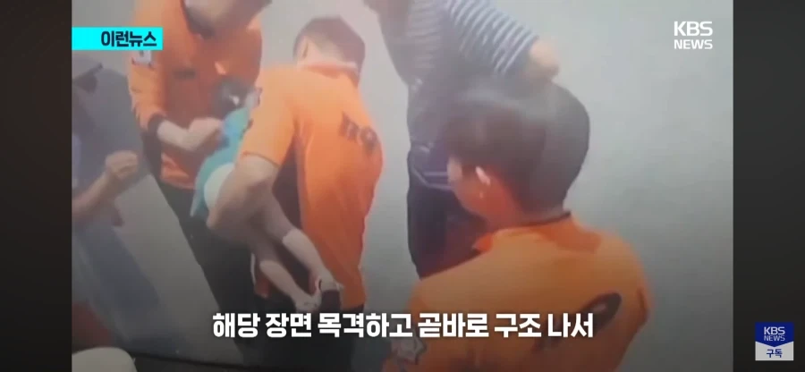 사탕이 목에 걸린 아기를 구조한 지나가던 소방관들_6.webp