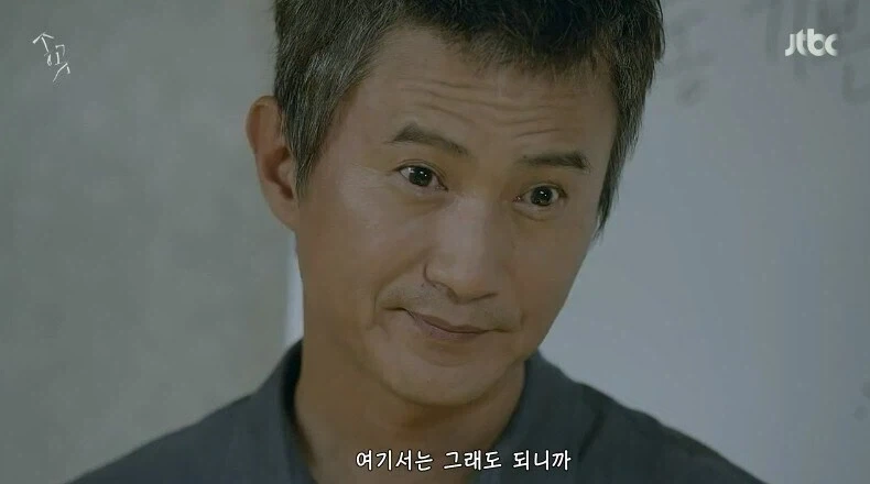 중년이 편의점에서 고민하는 이유 대표 이미지