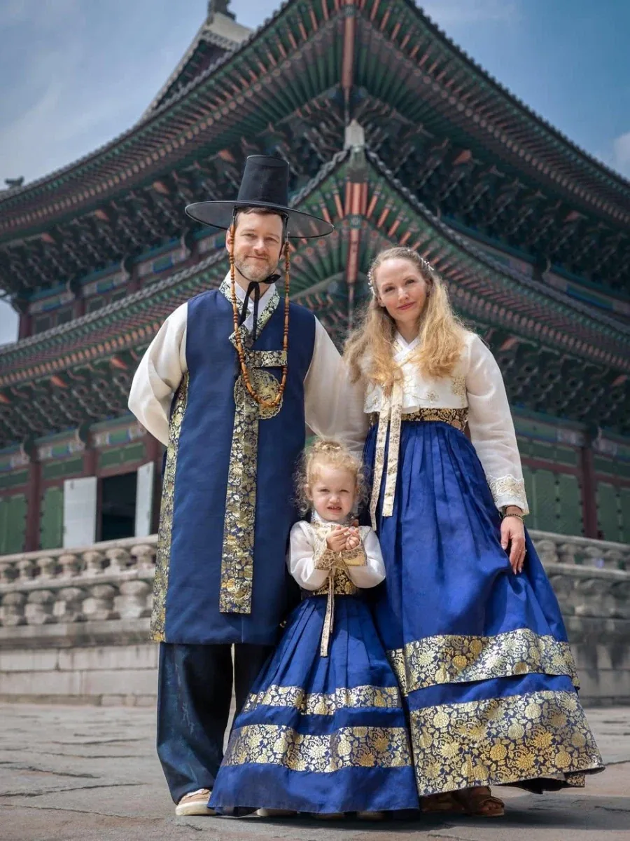 한복 입고 경복궁 방문한 외국 가족_7.webp