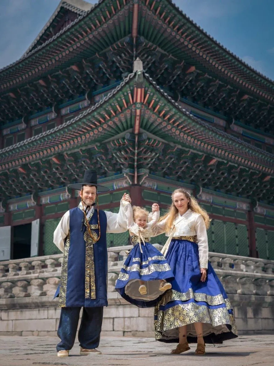 한복 입고 경복궁 방문한 외국 가족_8.webp