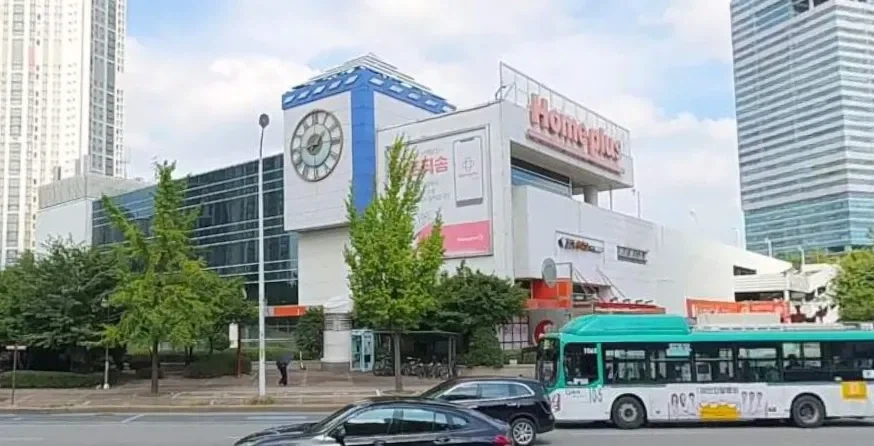 폐업한 홈플러스 지점의 최후.jpg_2.webp