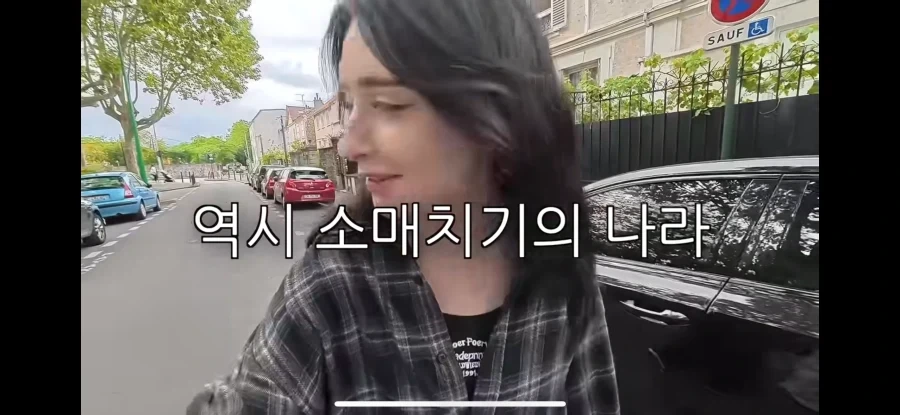 한국인: 루브르박물관에 궁금한게있어_4.webp