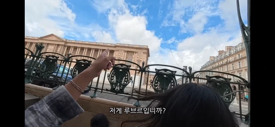 한국인: 루브르박물관에 궁금한게있어_5.webp
