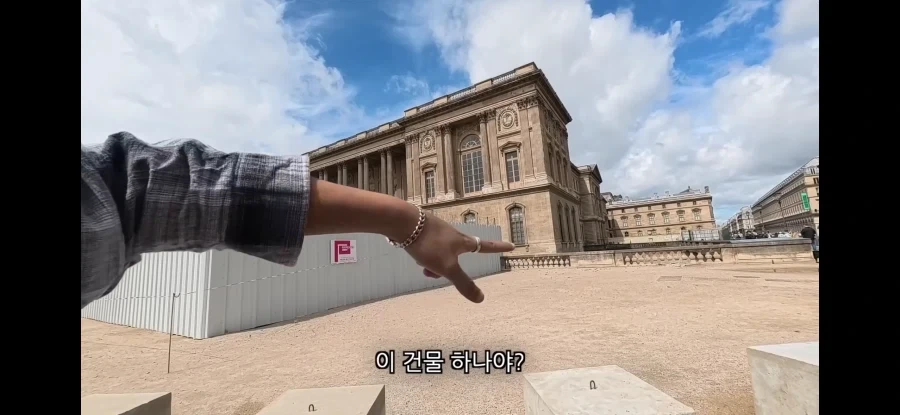 한국인: 루브르박물관에 궁금한게있어_8.webp