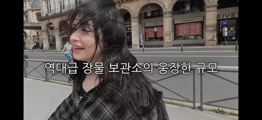 한국인: 루브르박물관에 궁금한게있어_12.webp