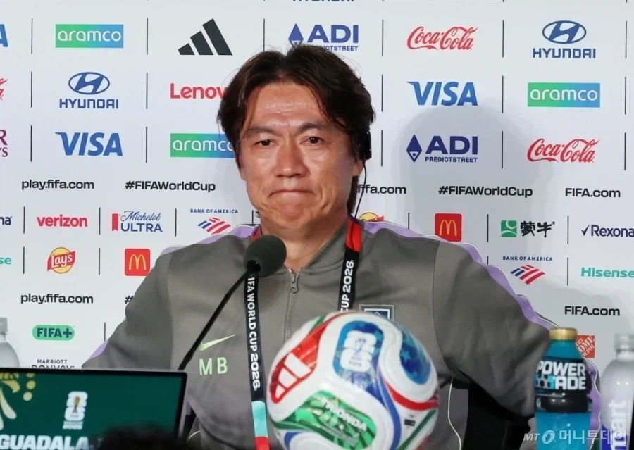 삼겹살집 사장: 저 식탁은 원형 그대로 보관해라!! 대표 이미지