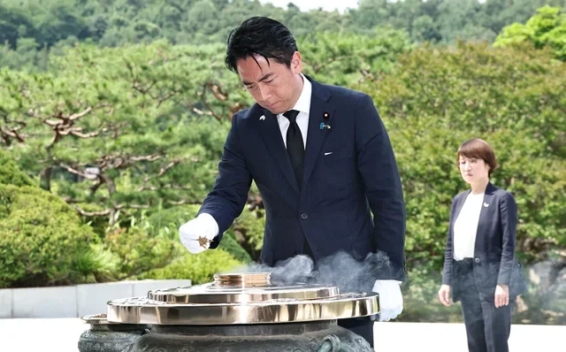 현충원 들린 고이즈미.jpe_1.webp