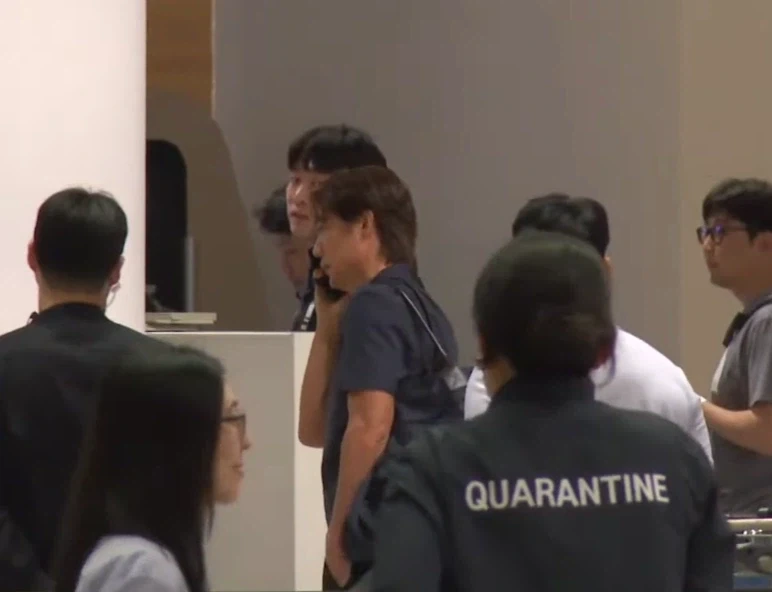 홍명보 얘 누구랑 전화하고있냐?_1.webp