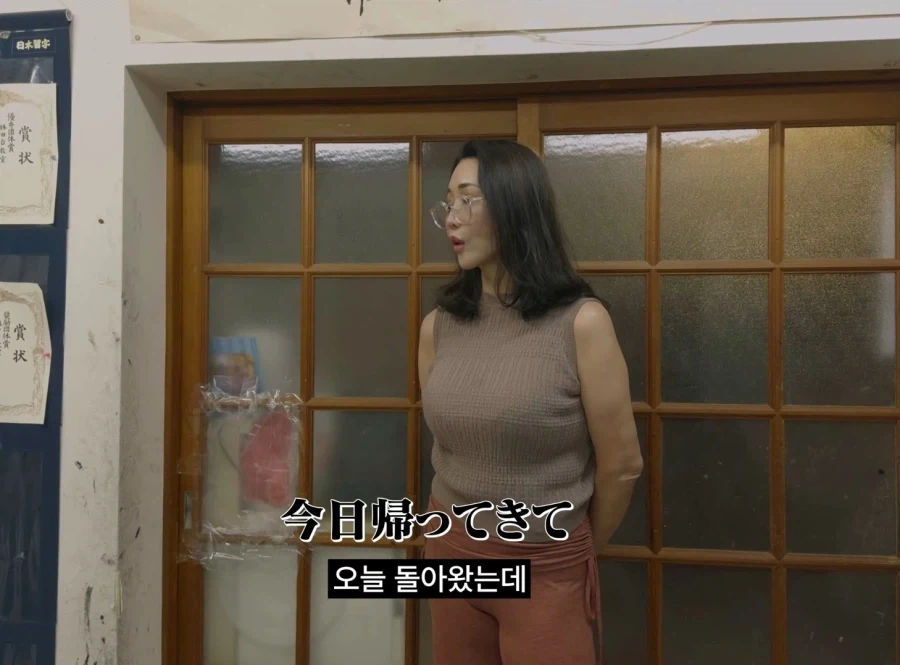 만화 캐릭터같은 실제 일본 서예 선생님 등판해서 난리남 ㅋㅋㅋ_4.webp