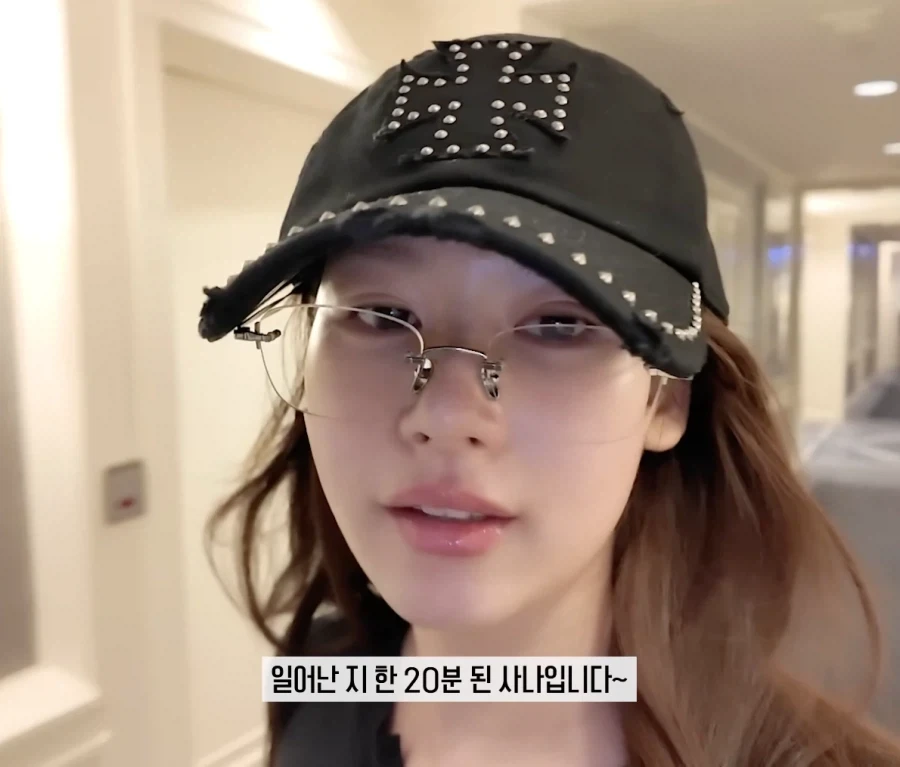 막 자고 일어나 부은 얼굴로 외출하는 사나_2.webp