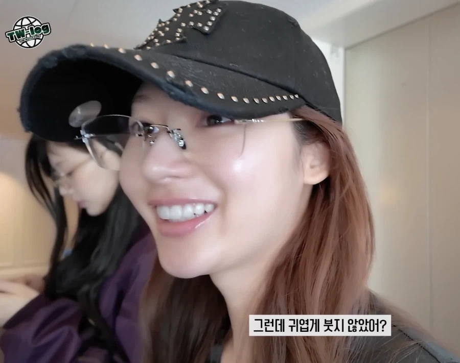 막 자고 일어나 부은 얼굴로 외출하는 사나_5.webp