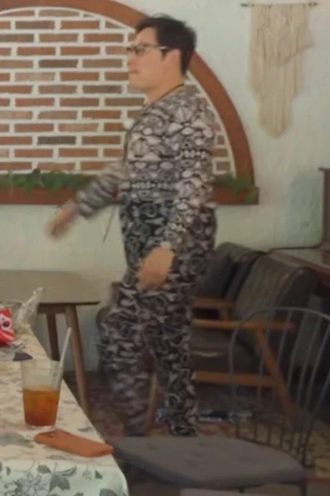 주식을 보고 흥분한 남자 대표 이미지