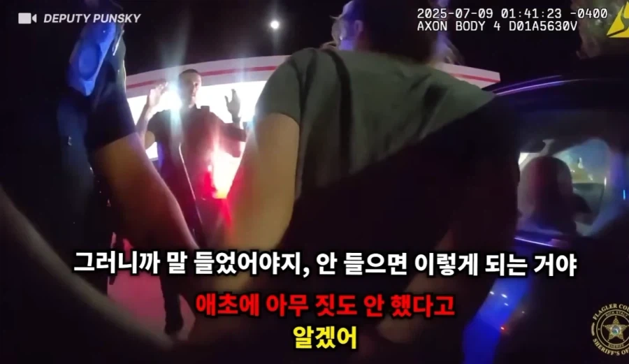 강압적인 경찰에 의해 차가 박살난 여성_8.webp