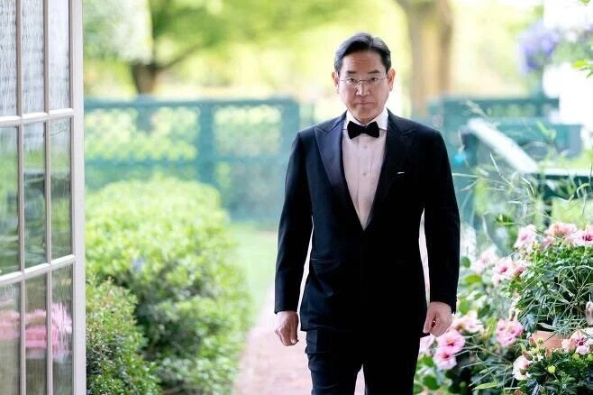 담배고양이)솔찍히 금연보다는 깨끗한 흡연자 양산이 더 클듯 대표 이미지