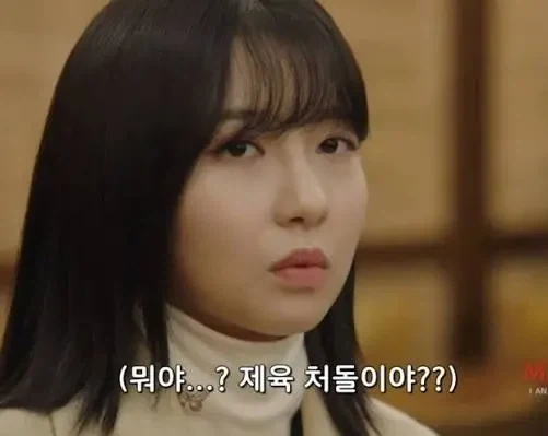 남자 선배들과 해외투어간 여자 승무원 후배_3.webp