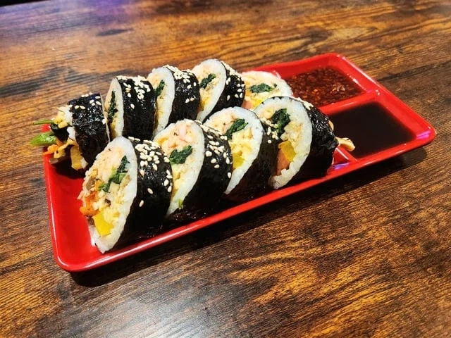 김밥을 처음 만들어본 외국인_3.webp