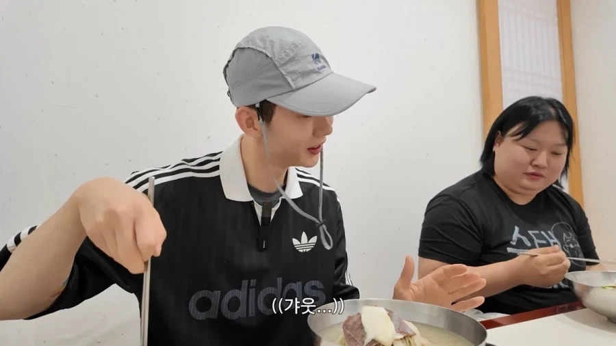 평양냉면 처음 먹어 본다는 가수 조권.jpg_10.webp