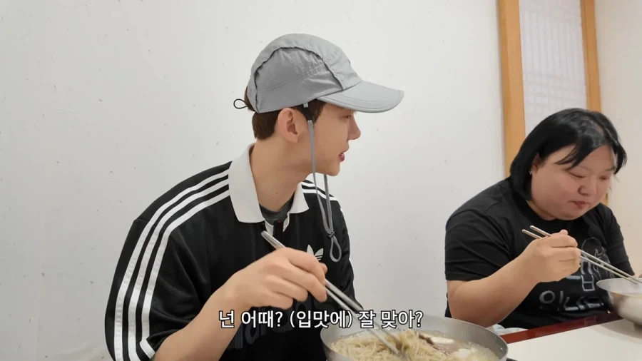 평양냉면 처음 먹어 본다는 가수 조권.jpg_13.webp