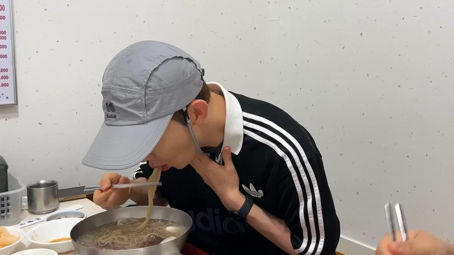 평양냉면 처음 먹어 본다는 가수 조권.jpg_17.webp
