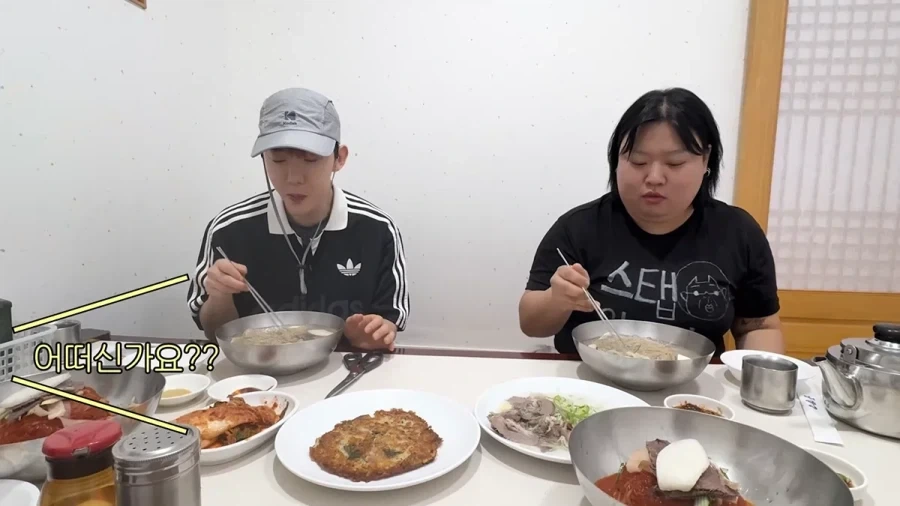 평양냉면 처음 먹어 본다는 가수 조권.jpg_18.webp