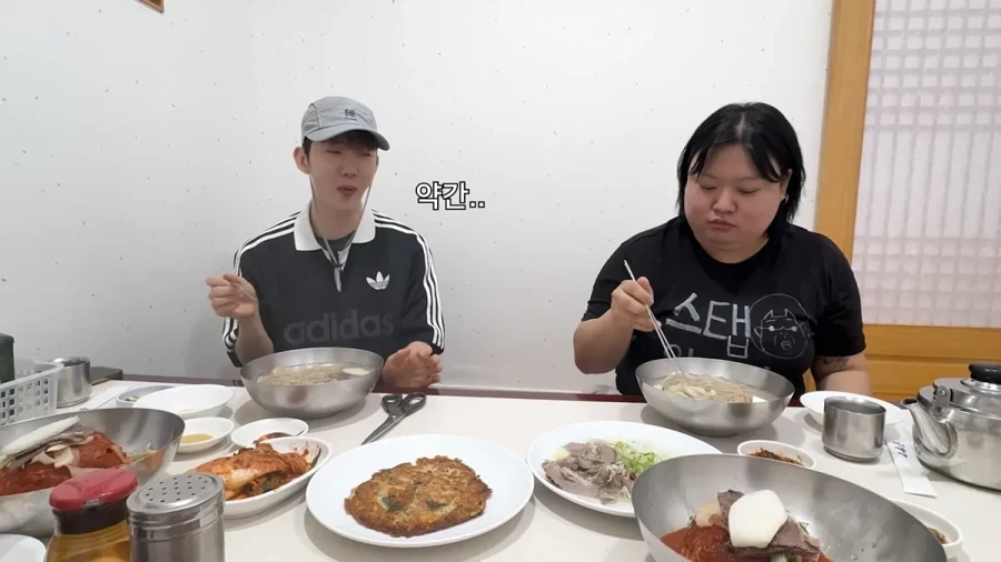 평양냉면 처음 먹어 본다는 가수 조권.jpg_19.webp