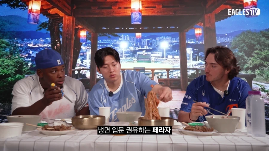 냉면을 권하는 외국인 야구선수_2.webp