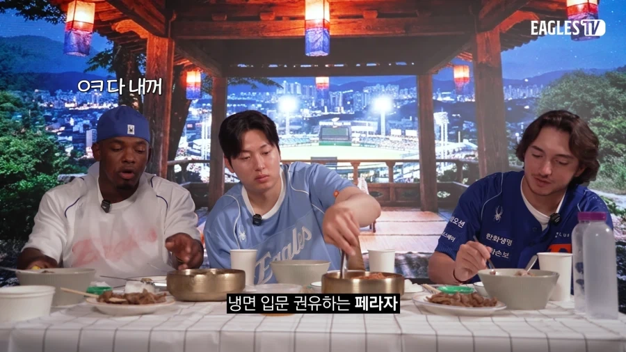 냉면을 권하는 외국인 야구선수_4.webp