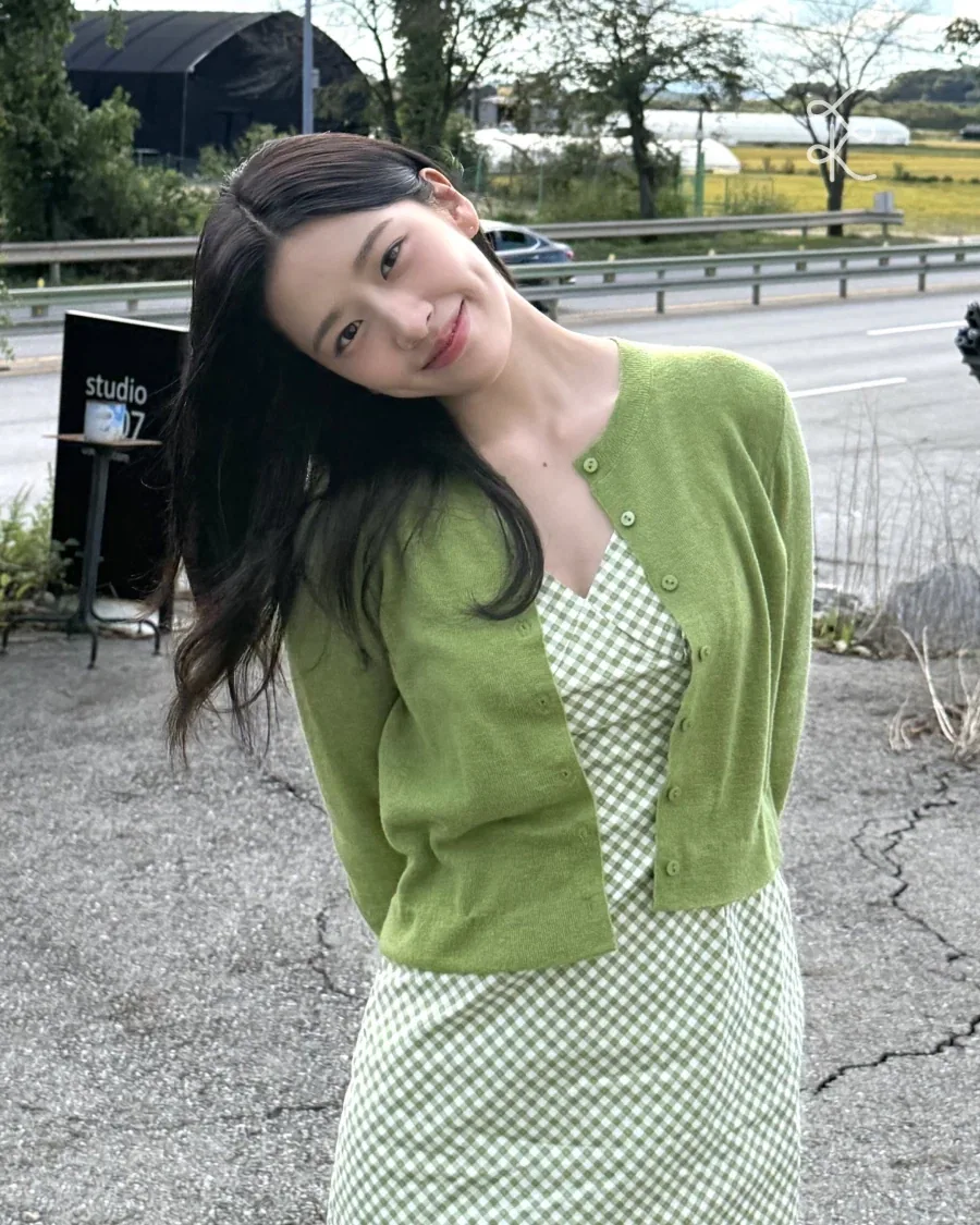 안유진 사진찍을때 자주하는 포즈..._2.webp