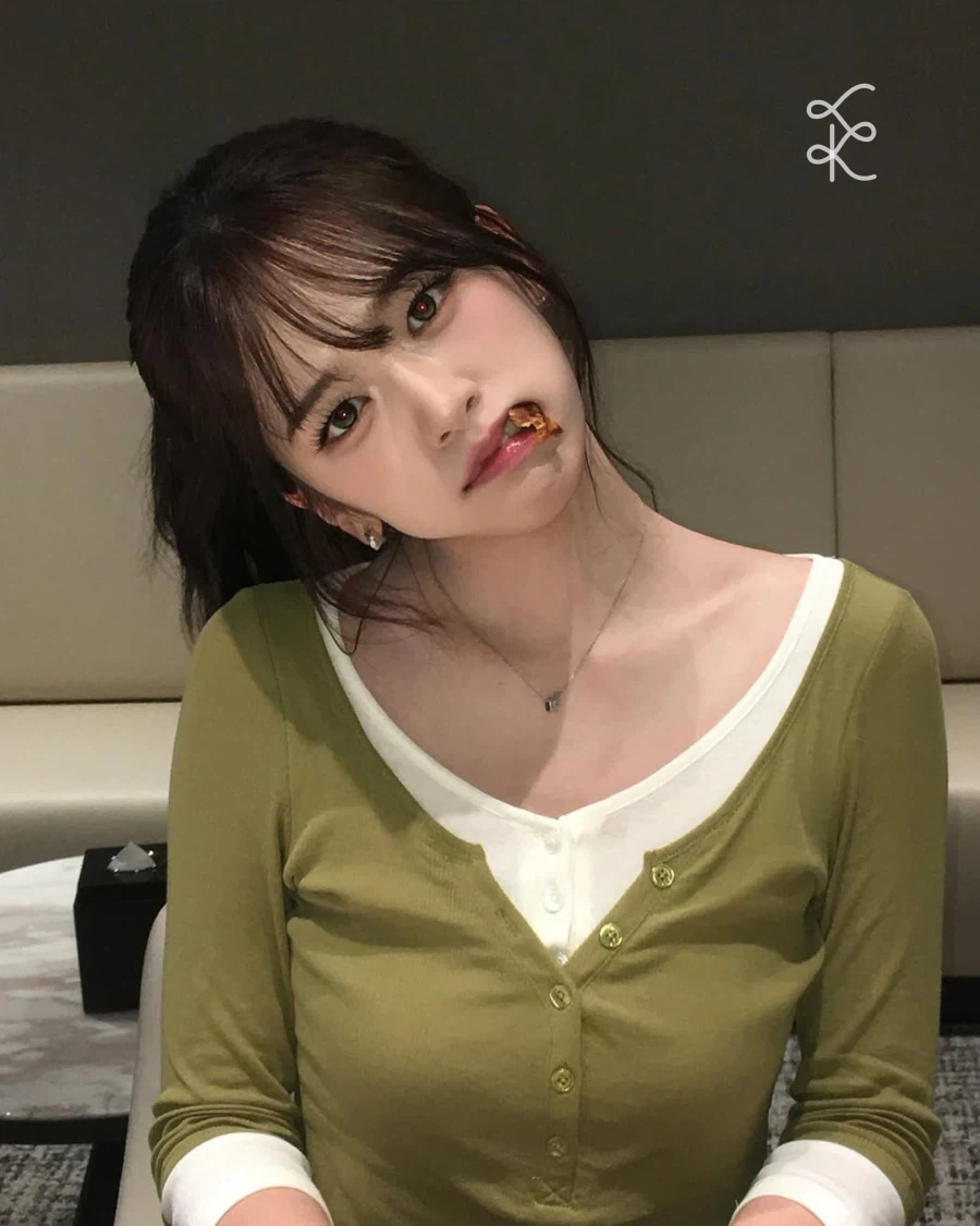 안유진 사진찍을때 자주하는 포즈..._6.webp