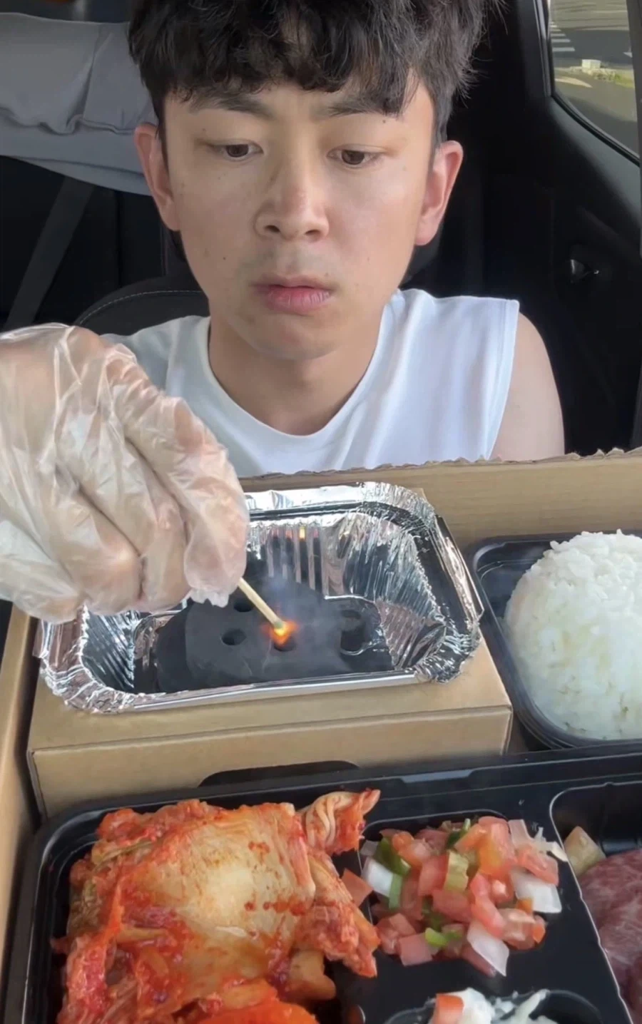 차에서 kbbq 먹방하는 외국인.jpg_2.webp