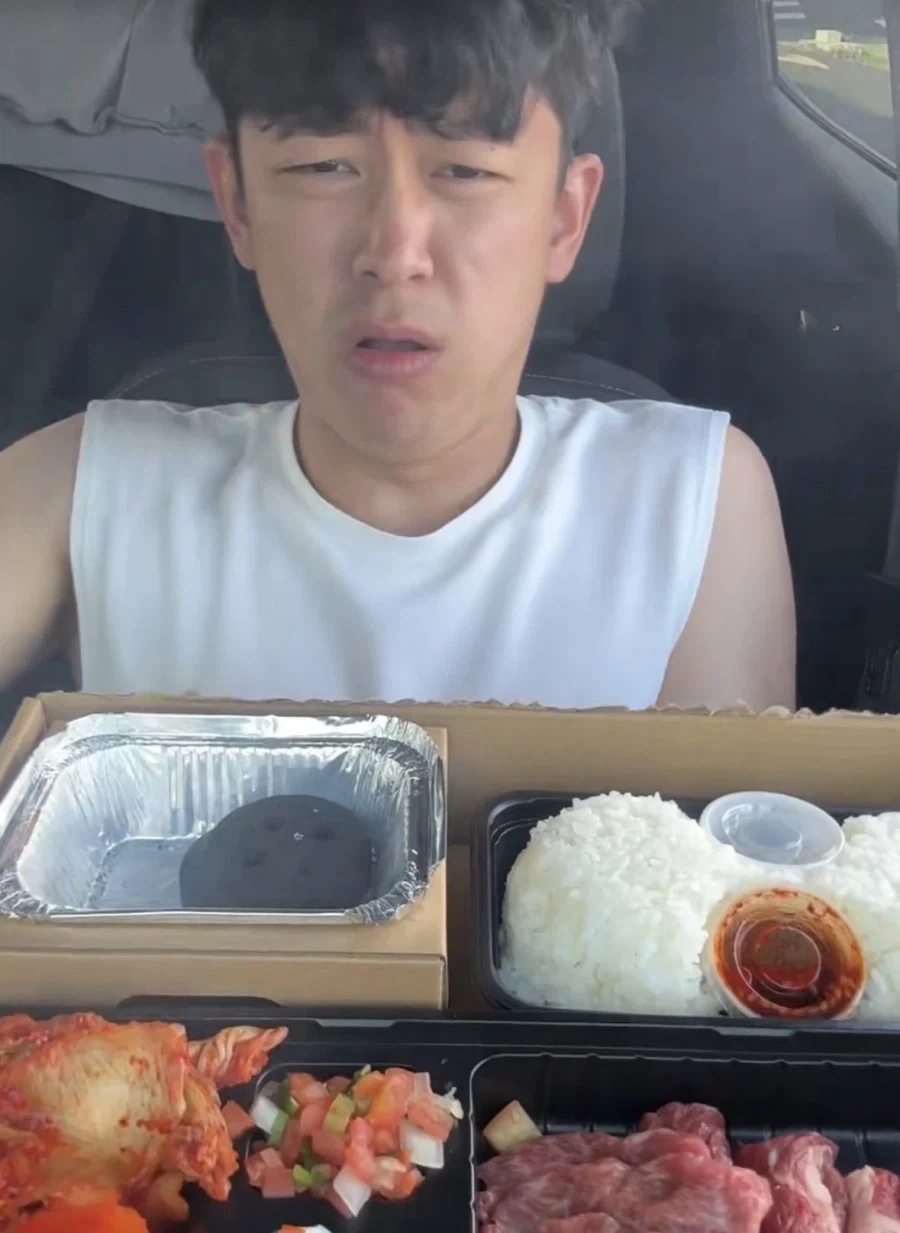 차에서 kbbq 먹방하는 외국인.jpg_3.webp